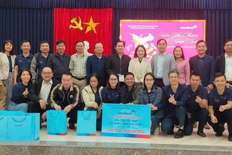 Sáng ngày 3/01/2025. Hưởng ứng chương trình Tết vì người nghèo. Ngân hàng CPTM Công thương Việt Nam Văn phòng đại diện tại Đà Nẵng trao tặng 100 xuất quà cho hộ nghèo, cận nghèo và khó khăn đột xuất cho bà con nhân dân tại phường Điện Thắng Bắc